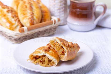 Du möchtest vorhandene zutaten verwerten, einen saftigen teig zubereiten oder einfach einen schnellen kuchen für deine familie backen? Kuchen Pirozhki Mit Kohl Selbst Ein Backen Traditionelle ...