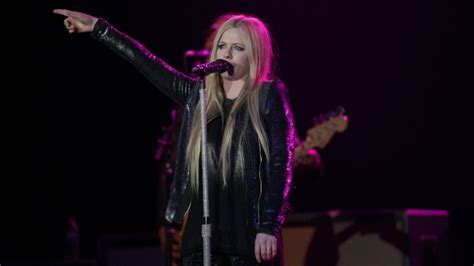 Avril Lavigne Opens Up About Battle With Lyme Disease Ctv News