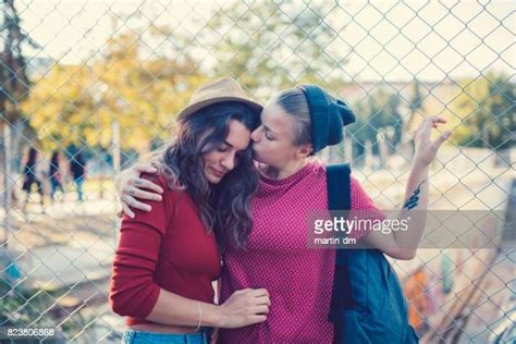 Lesbian Girls Kissing Stockfotos En Beelden Getty Images