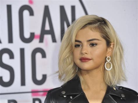 Selena Gomez Goes Blonde At Amas Accused Of Lip Syncing Comeback Toronto Sun