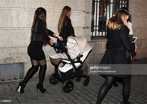 Leo Messi S Girlfriend Antonella Rocuzzo And Son Thiago Messi Are Fotografía De Noticias