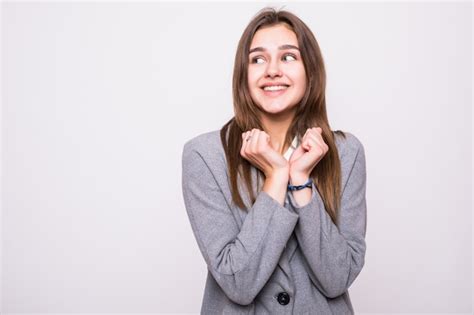 Retrato De Mujer Sorprendida Con La Boca Abierta Mirando A Otro Lado Sobre Un Fondo Gris Foto