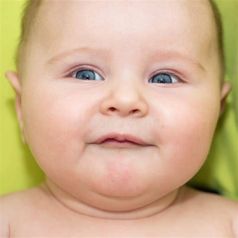 Cara Del Bebé De Ojos Azules Agradable Foto De Archivo Imagen De Puro