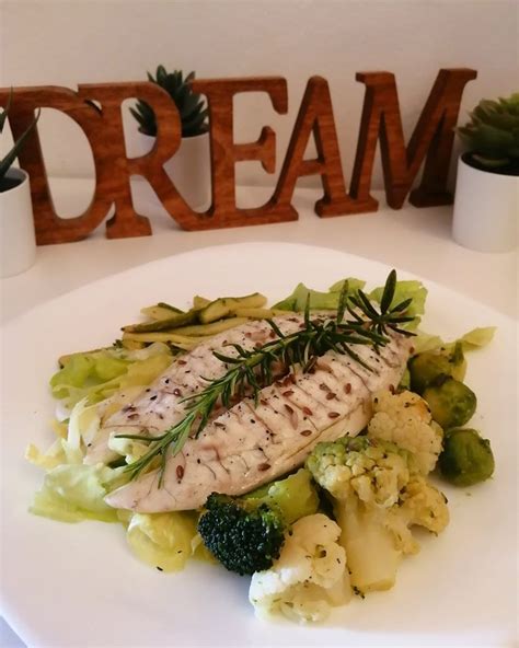 Togliete il cartoccio dal forno, apritelo, cospargete le orate con il trito di aglio e prezzemolo. Filetto di orata al cartoccio con verdure - La Mia Keto Serena