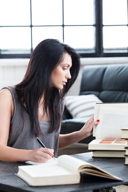 Linda Chica Leyendo Un Libro Foto Gratis