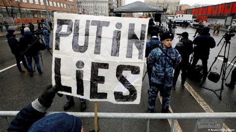 Masha Gessen Depicts Russias Slide To Totalitarianism Under Putin Permanent Peace Partnership