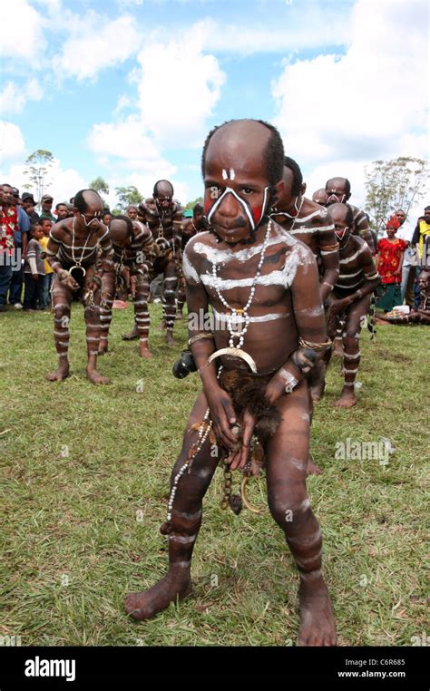 rare tribesmen of papua new guinea from ambullua in the highland region near mt wilhelm stock