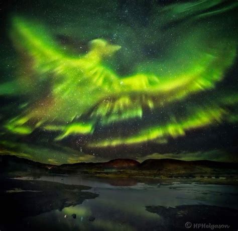 An Impressive Phoenix Aurora Over Iceland Wordlesstech Northern