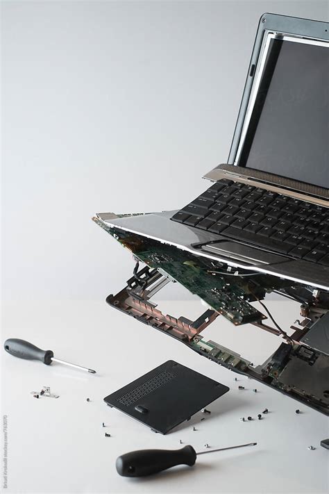 Close Up Of Broken Dark Gray Laptop With Tools Del Colaborador De