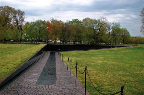 Vietnam Veterans Memorial [Maya Lin] | Sartle - See Art Differently