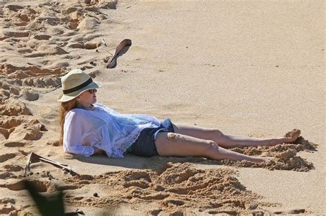 Isla Fisher Candids Beach In Hawaii January 2014 Celebmafia