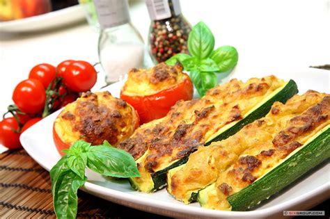 Vorspeisen Gefüllte Zucchini und Tomaten mit Thunfisch