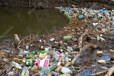 Residuos Domésticos Contaminados Con Agua De Río Fotografía De Stock