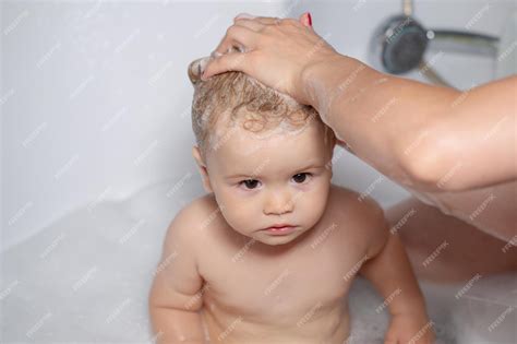 Bebê Engraçado Feliz Tomando Banho Na Banheira Criança No Chuveiro Bebê Engraçado No Chuveiro