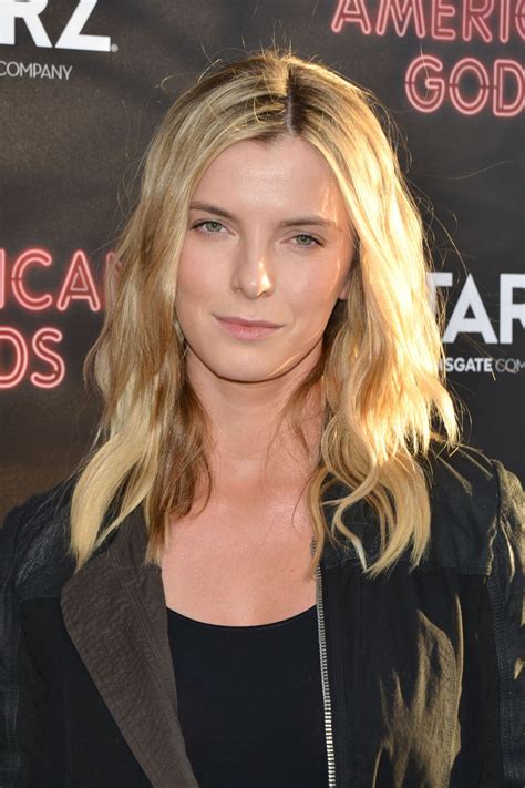 21 июля, 1986 рак рост: BETTY GILPIN at American Gods Premiere in Los Angeles 04/20/2017 - HawtCelebs