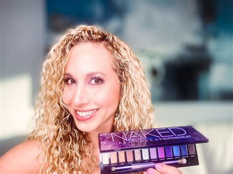 Aprende cómo hacer un bello maquillaje de ojos usando Urban Decay Naked Ultraviolet palette Es