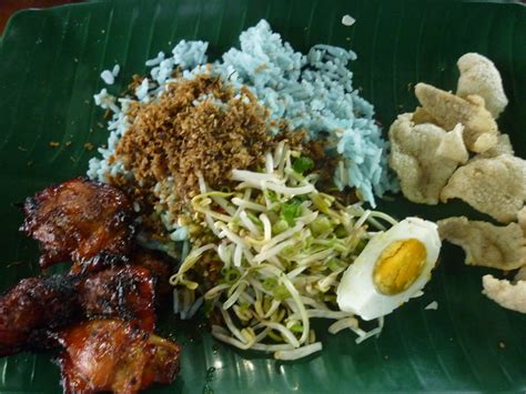 Tengok kacang tanah dia punya besau. as always, a copycat: NASI KERABU LAGIII...tapi yang ni ...