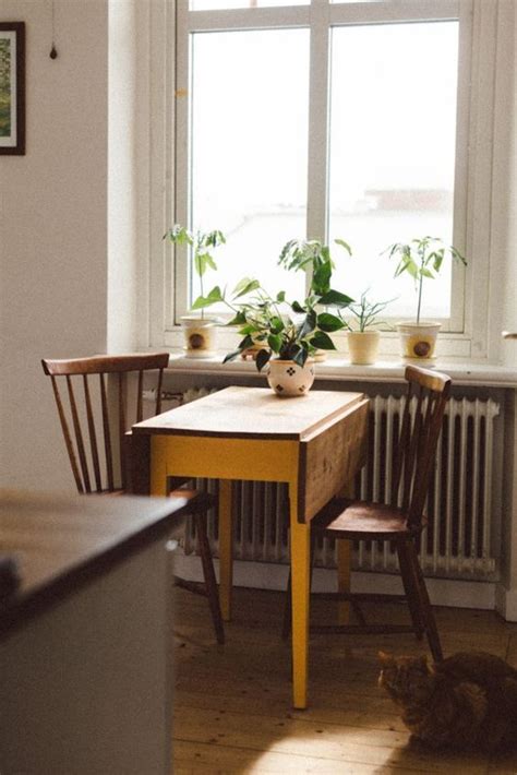 Richt je kleine slaapkamer in met lichte neutrale kleuren. Kleine keuken inrichten - 20 tips! | Kleine keuken, Kleine eetkamer