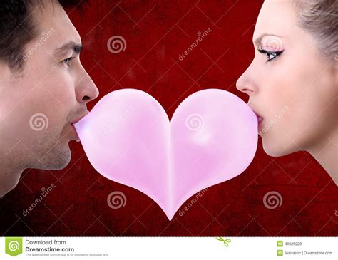 Os Pares Dos Amantes Beijam O Dia De São Valentim Dado Forma Coração Com Pastilha Elástica