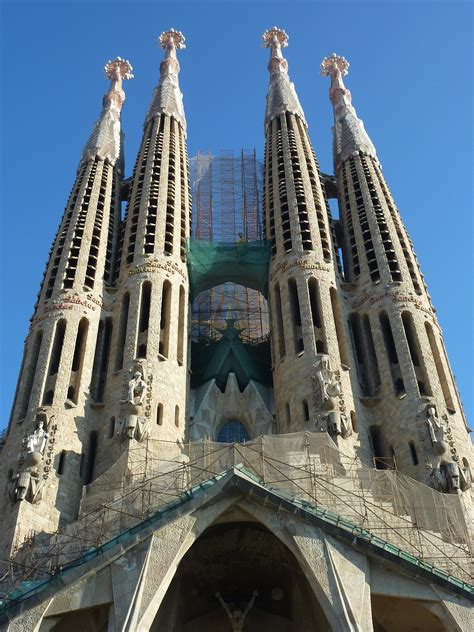 Neben prächtigen boulevards zum shoppen. La Sagrada Familia: Barcelonas Top-Sehenswürdigkeit in Bildern