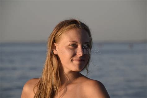 站立在海水的比基尼泳装的白肤金发的女孩 五颜六色的比基尼泳装的美丽的少妇在海背景 库存图片 图片 包括有 愉快 人们 83369777