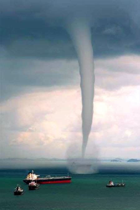 5 Mind Blowing Water Tornadoes Waterspouts Captured On Video Techeblog