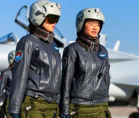 我国歼20女飞行员惊艳亮相，英姿飒爽，只有美国才能相比女性