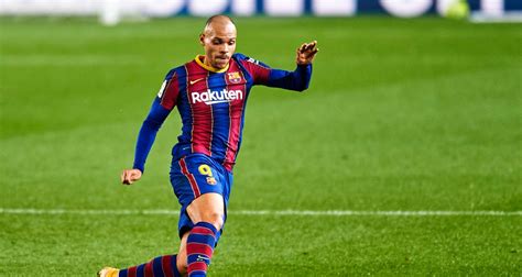 His height is 177 cm. Barça : le message du nouveau leader, Martin Braithwaite