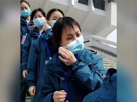 Aksi Lepas Masker Petugas Medis Di Wuhan Rayakan Penutupan Rumah Sakit
