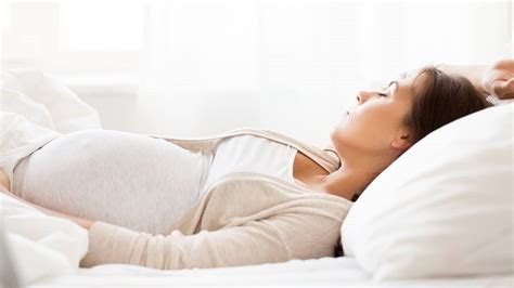 Posisi bercinta saat hamil harus memerhatikan keamanan dan kenyaman istri maupun suami. 3 Pilihan Posisi Tidur yang Baik untuk Ibu Hamil Muda