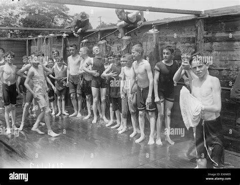 jungen dusche in einer öffentlichen badeanstalt new york 1912 stockfotografie alamy