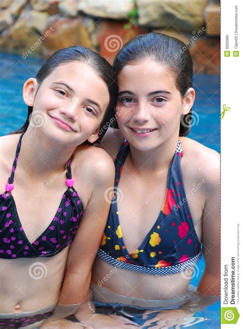 Ragazze Della Piscina Fotografia Stock Immagine Di Spruzzata 9302986