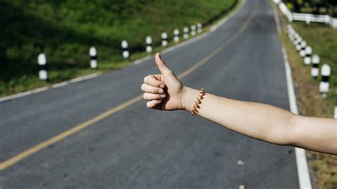hitchhiking in australia tips plus the pros and cons and safety tips