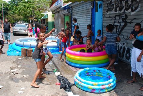 Residentes De Santo Domingo Improvisan Piscinas En Las Calles Cdn El Canal De Noticias De