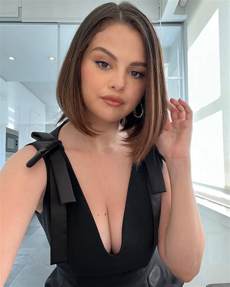 Selena Gomez Deep Cleavage And New Haircut 1 Photo Video The Fappening