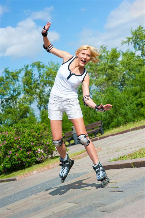 Roller Skating Da Menina No Parque Foto De Stock Imagem De Descanso