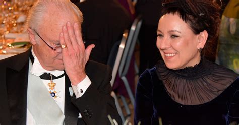 Gdy to się stanie, teksty pojawią się na tej podstronie. Olga Tokarczuk na bankiecie królewskim. Siedzi koło samego ...