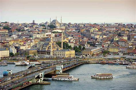 Casi toda la población hace un minuto de silencio. El puente de Gálata de Estambul, Turquía
