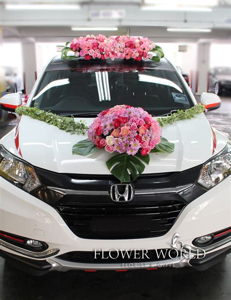 There are various ways you can decorate your wedding car. Fresh flowers Bridal Designs | Fresh Flowers on Bridal Car ...