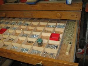 A very functional way to hang up your gardening supplies. Homemade Screw Drawer Organizer - HomemadeTools.net