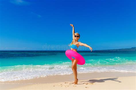 jong mooi meisje in blauwe bikini die pret op een tropische bea hebben stock foto image of