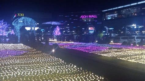 Taman sakura aeon mall bsd di tangerang ini sangat bagus sebagai lokasi latar belakang foto. Taman Sakura Aeon Mall BSD Tangerang Lokasi Selfie Malam Hari