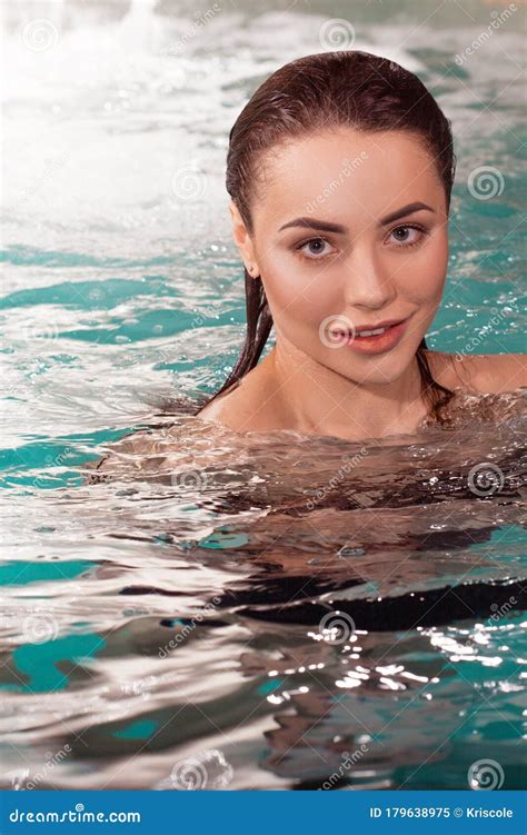 Bella Joven Nadando En El Retrato De La Piscina Atractiva Morena