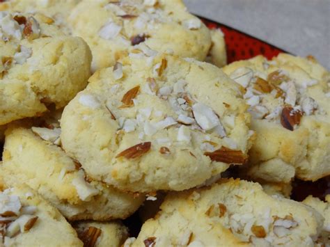 It's a combination of almond flour, toasted coconut, almond butter, sweetner, and cocoa butter. Coconut Flour Lemon Cookies : keto