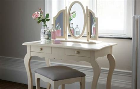 Il s'agit d'un meuble pratique destiné à la toilette et au rangement des ustensiles afférents. La table coiffeuse est toujours à la mode! - Archzine.fr