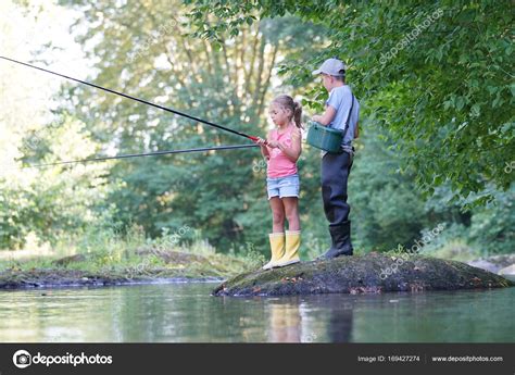 Niños Pescando En El Río Fotografía De Stock © Goodluz 169427274 Depositphotos