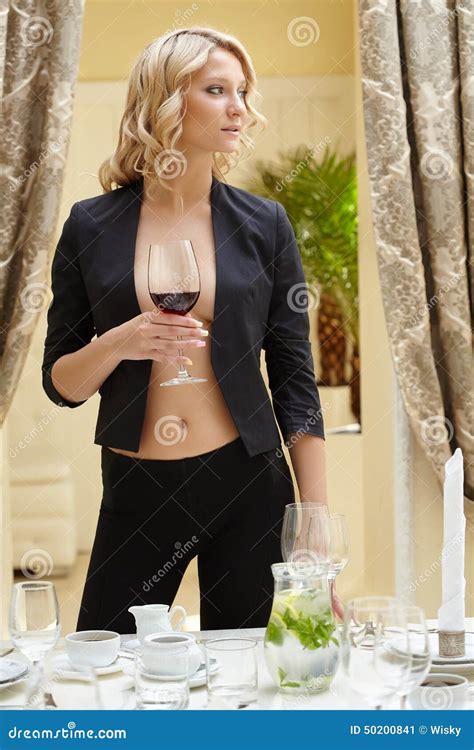 Donna Sexy Che Posa Con Il Bicchiere Di Vino In Ristorante Immagine