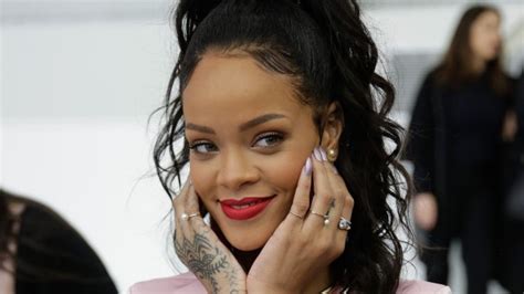 Cfda Fashion Awards 2014 Rihanna Wins Fashion Icon Award