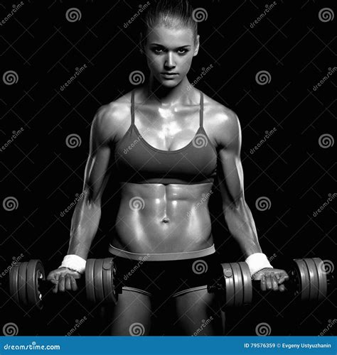 Athletische Bodybuilderfrau Mit Dummk Pfen Sch Nes Blondes M Dchen Mit Den Muskeln Stockbild