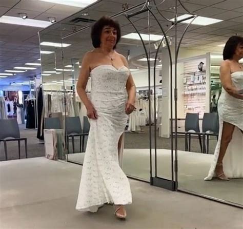 80 годишна булка разгневи мрежата с гола булчинска рокля СНИМКА